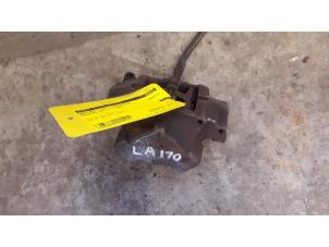 Gebruikte Remklauw (Tang) links-achter Mercedes SLK (R170) 2.0 200 16V Prijs op aanvraag aangeboden door Tijdeman Mercedes Onderdelen