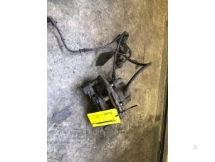 Gebruikte Remklauw (Tang) links-voor Mercedes SLK (R170) 2.0 200 16V Prijs € 35,00 Margeregeling aangeboden door Tijdeman Mercedes Onderdelen