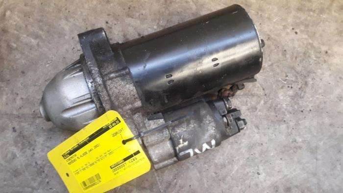 Startmotor från en Mercedes-Benz ML I (163) 270 2.7 CDI 20V 2002