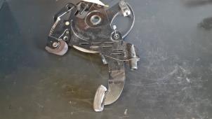 Begagnade Parkeringsbromsmekanism Mercedes Vito (639.7) 2.2 111 CDI 16V Pris € 54,45 Inklusive moms erbjuds av Tijdeman Mercedes Onderdelen