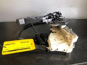 Begagnade Dörrlåsmekanism, 2-dörrars, vänster Mercedes A (W169) 1.5 A-150 3-Drs. Pris € 90,00 Marginaltabell erbjuds av Tijdeman Mercedes Onderdelen