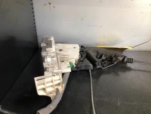 Begagnade Dörrlåsmekanism, 2-dörrars, vänster Mercedes A (W169) 2.0 A-160 CDI 16V Pris € 75,00 Marginaltabell erbjuds av Tijdeman Mercedes Onderdelen