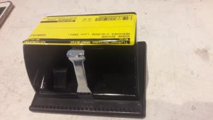 Używane Popielniczka tylna Mercedes C Combi (S203) 2.0 C-200K 16V Cena € 20,00 Procedura marży oferowane przez Tijdeman Mercedes Onderdelen