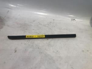 Begagnade Gummi, fönster Mercedes A (W169) 2.0 A-160 CDI 16V Pris € 15,00 Marginaltabell erbjuds av Tijdeman Mercedes Onderdelen