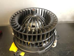 Begagnade Fläktmotor för uppvärmning och ventilation Mercedes E Combi (S210) 2.4 E-240 V6 18V Pris € 50,00 Marginaltabell erbjuds av Tijdeman Mercedes Onderdelen