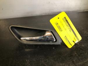 Begagnade Dörrhandtag, 2-dörrars, höger Mercedes A (W169) 2.0 A-160 CDI 16V Pris € 30,00 Marginaltabell erbjuds av Tijdeman Mercedes Onderdelen