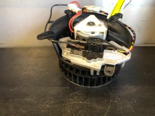 Begagnade Fläktmotor för uppvärmning och ventilation Mercedes E (W210) 2.2 E-220 CDI 16V Pris € 50,00 Marginaltabell erbjuds av Tijdeman Mercedes Onderdelen