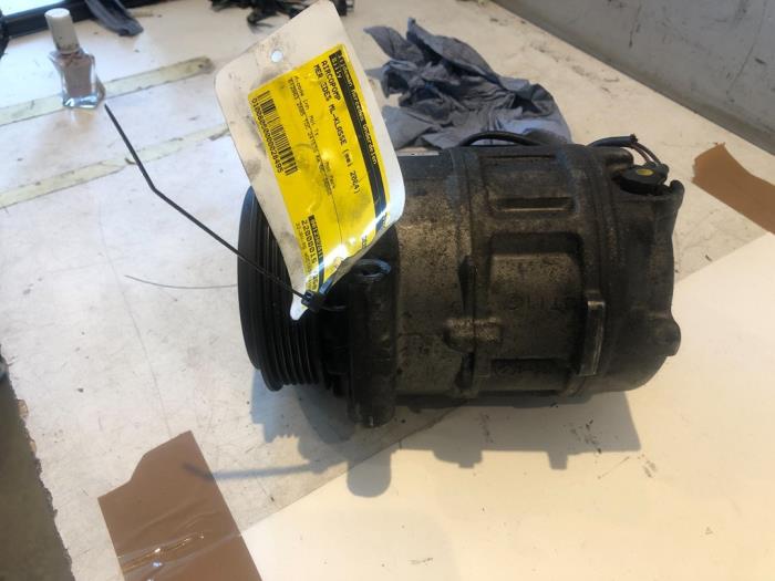 Luftkonditioneringspump från en Mercedes-Benz ML I (163) 270 2.7 CDI 20V 2004