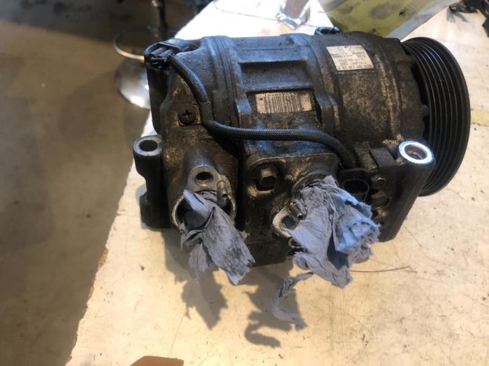 Luftkonditioneringspump från en Mercedes-Benz ML I (163) 270 2.7 CDI 20V 2004