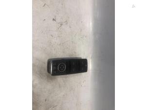 Gebruikte Elektrisch Raam Schakelaar Mercedes E (W212) E-180 1.6 Turbo 16V BlueEfficiency Prijs € 49,00 Margeregeling aangeboden door Tijdeman Mercedes Onderdelen
