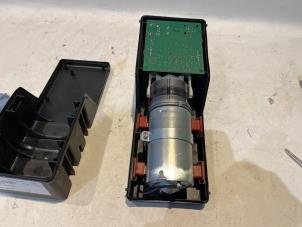 Gebruikte Vacuumpomp Elektrisch Deurvergrendeling Mercedes E Combi AMG (S211) 5.4 E-55 AMG 24V Prijs € 150,00 Margeregeling aangeboden door Tijdeman Mercedes Onderdelen