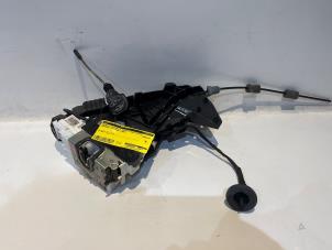 Begagnade Dörrlåsmekanism, 4-dörrars, vänster bak Mercedes R (W251) 5.0 500 V8 32V 4-Matic Pris € 125,00 Marginaltabell erbjuds av Tijdeman Mercedes Onderdelen