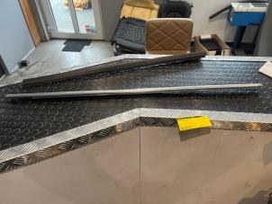 Begagnade Gummi, fönster Mercedes R (W251) 5.0 500 V8 32V 4-Matic Pris € 45,00 Marginaltabell erbjuds av Tijdeman Mercedes Onderdelen