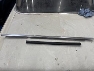 Begagnade Gummi, fönster Mercedes R (W251) 5.0 500 V8 32V 4-Matic Pris € 45,00 Marginaltabell erbjuds av Tijdeman Mercedes Onderdelen