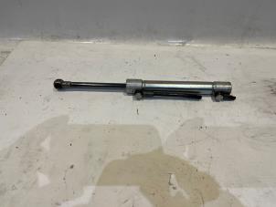 Begagnade Gasfjäder, vänster bak Mercedes R (W251) 5.0 500 V8 32V 4-Matic Pris € 90,00 Marginaltabell erbjuds av Tijdeman Mercedes Onderdelen