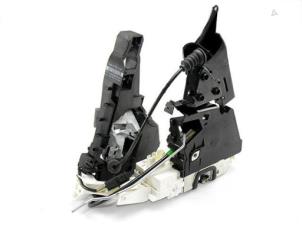 Nya Dörrlåsmekanism, 4-dörrars, vänster fram Mercedes B (W245) 1.5 B-150 16V Pris € 241,00 Inklusive moms erbjuds av Tijdeman Mercedes Onderdelen