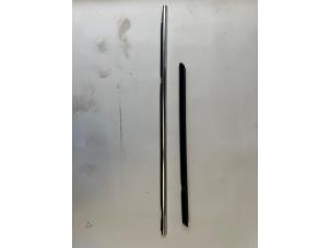 Begagnade Gummi, fönster Mercedes A (W176) 1.6 A-180 16V Pris € 25,00 Marginaltabell erbjuds av Tijdeman Mercedes Onderdelen