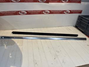 Begagnade Gummi, fönster Mercedes A (W176) 1.6 A-180 16V Pris € 42,35 Inklusive moms erbjuds av Tijdeman Mercedes Onderdelen