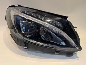 Gebruikte Koplamp rechts Mercedes C (W205) C-180 1.6 16V Prijs € 700,00 Margeregeling aangeboden door Tijdeman Mercedes Onderdelen
