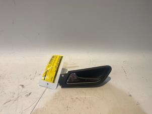 Begagnade Dörrhandtag, 4-dörrars, vänster fram Mercedes B (W245) 1.7 B-170 16V Pris € 30,00 Marginaltabell erbjuds av Tijdeman Mercedes Onderdelen