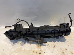 Gebruikte Inlaatspruitstuk Mercedes A (W176) 1.6 A-180 16V Prijs € 46,00 Margeregeling aangeboden door Tijdeman Mercedes Onderdelen