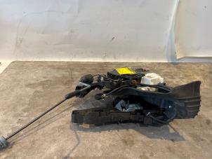 Begagnade Dörrlåsmekanism, 4-dörrars, vänster fram Mercedes ML II (164/4JG) 3.0 ML-280 CDI 4-Matic V6 24V Pris € 125,00 Marginaltabell erbjuds av Tijdeman Mercedes Onderdelen