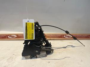 Begagnade Dörrlåsmekanism, 4-dörrars, höger fram Mercedes B (W245) 1.7 B-170 16V Pris € 90,00 Marginaltabell erbjuds av Tijdeman Mercedes Onderdelen