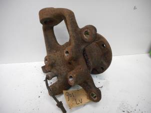 Gebruikte Fusee links-voor Mercedes Sprinter 3t (903) Prijs € 40,00 Margeregeling aangeboden door Tijdeman Mercedes Onderdelen