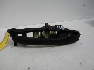 Używane Uchwyt drzwi prawych tylnych wersja 4-drzwiowa Mercedes C Combi (S203) Cena € 16,00 Procedura marży oferowane przez Tijdeman Mercedes Onderdelen