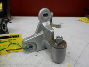 Begagnade Dörrstopp, 4-dörrars, vänster bak Mercedes B (W245) 2.0 B-180 CDI 16V Pris € 25,00 Marginaltabell erbjuds av Tijdeman Mercedes Onderdelen