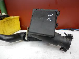 Gebruikte Luchtfilterhuis Mercedes SLK (R170) 2.0 200 16V Prijs € 40,00 Margeregeling aangeboden door Tijdeman Mercedes Onderdelen