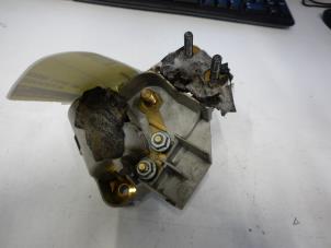 Używane Regulator napiecia Mercedes E (W210) Cena € 20,00 Procedura marży oferowane przez Tijdeman Mercedes Onderdelen