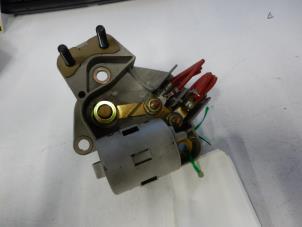 Używane Regulator napiecia Mercedes E (W210) Cena € 20,00 Procedura marży oferowane przez Tijdeman Mercedes Onderdelen