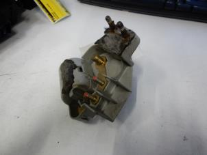 Używane Regulator napiecia Mercedes E (W210) Cena € 20,00 Procedura marży oferowane przez Tijdeman Mercedes Onderdelen