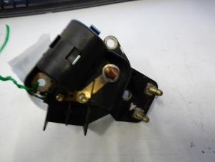 Begagnade Spänningsregulator Mercedes C (W202) Pris € 20,00 Marginaltabell erbjuds av Tijdeman Mercedes Onderdelen