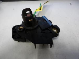 Begagnade Spänningsregulator Mercedes C (W202) Pris € 20,00 Marginaltabell erbjuds av Tijdeman Mercedes Onderdelen