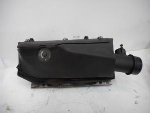 Begagnade Luftfilterhus Mercedes C (W203) 2.2 C-200 CDI 16V Pris € 40,00 Marginaltabell erbjuds av Tijdeman Mercedes Onderdelen