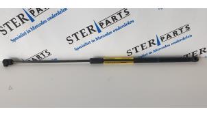 Begagnade Gasfjäder, motorhuv, höger Mercedes E Estate (S212) E-200 CDI 16V BlueEfficiency,BlueTEC Pris € 14,50 Marginaltabell erbjuds av Sterparts Mercedes specialist