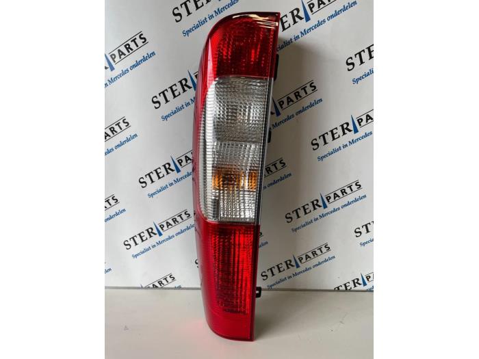 Achterlicht rechts van een Mercedes-Benz Vito (639.7) 2.2 109 CDI 16V 2004