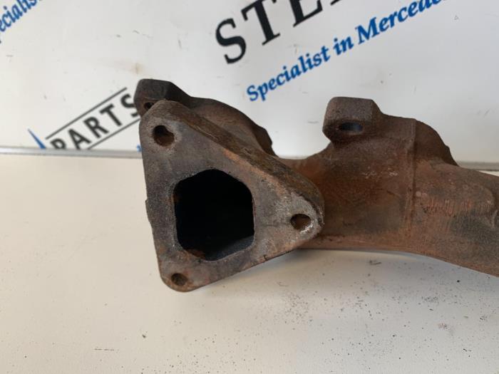 Avgasgrenrör från en Mercedes-Benz E (W210) 2.7 E-270 CDI 20V 1999