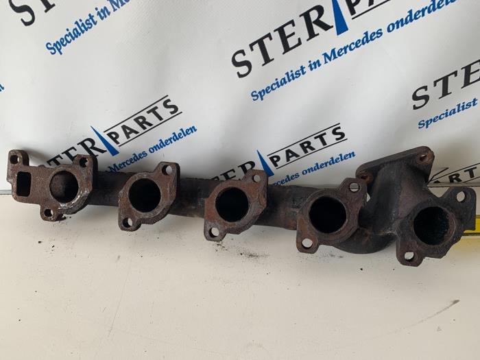 Avgasgrenrör från en Mercedes-Benz ML I (163) 2.7 270 CDI 20V 2003