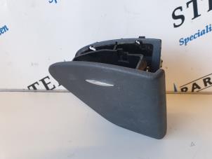 Gebruikte Asbak achter Mercedes E Combi (S211) 2.2 E-220 CDI 16V Prijs € 29,95 Margeregeling aangeboden door Sterparts Mercedes specialist