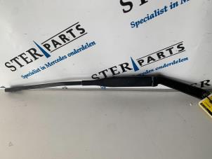 Używane Ramie wycieraczki przedniej Mercedes SLK (R170) 2.0 200 16V Cena € 14,95 Procedura marży oferowane przez Sterparts Mercedes specialist