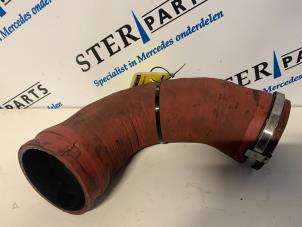 Gebruikte Intercooler Slang Mercedes ML II (164/4JG) 4.0 ML-420 CDI 4-Matic V8 32V Prijs € 60,00 Margeregeling aangeboden door Sterparts Mercedes specialist