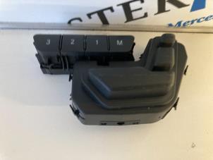 Gebruikte Schakelaar Stoelverstelling Mercedes E (W212) E-200 CGI 16V BlueEfficiency Prijs € 34,95 Margeregeling aangeboden door Sterparts Mercedes specialist