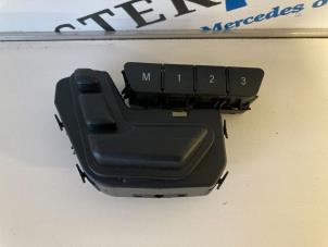 Begagnade Brytare, eldrivet säte Mercedes E (W212) E-200 CGI 16V BlueEfficiency Pris € 34,95 Marginaltabell erbjuds av Sterparts Mercedes specialist