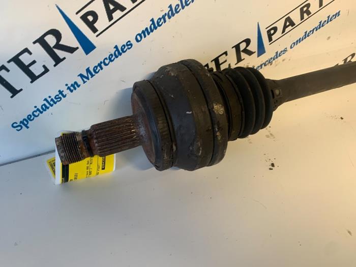 Drivaxel, höger bak från en Mercedes-Benz C (W204) 2.2 C-200 CDI 16V 2013