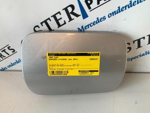 Begagnade Tanklucka Mercedes S (W220) 3.2 S-320 CDI 24V Pris € 24,95 Marginaltabell erbjuds av Sterparts Mercedes specialist