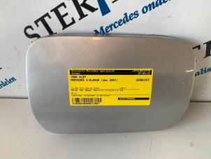 Begagnade Tanklucka Mercedes S (W220) 3.2 S-320 CDI 24V Pris € 24,95 Marginaltabell erbjuds av Sterparts Mercedes specialist