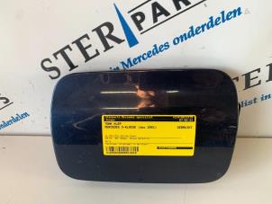 Begagnade Tanklucka Mercedes S (W220) 3.2 S-320 CDI 24V Pris € 24,95 Marginaltabell erbjuds av Sterparts Mercedes specialist